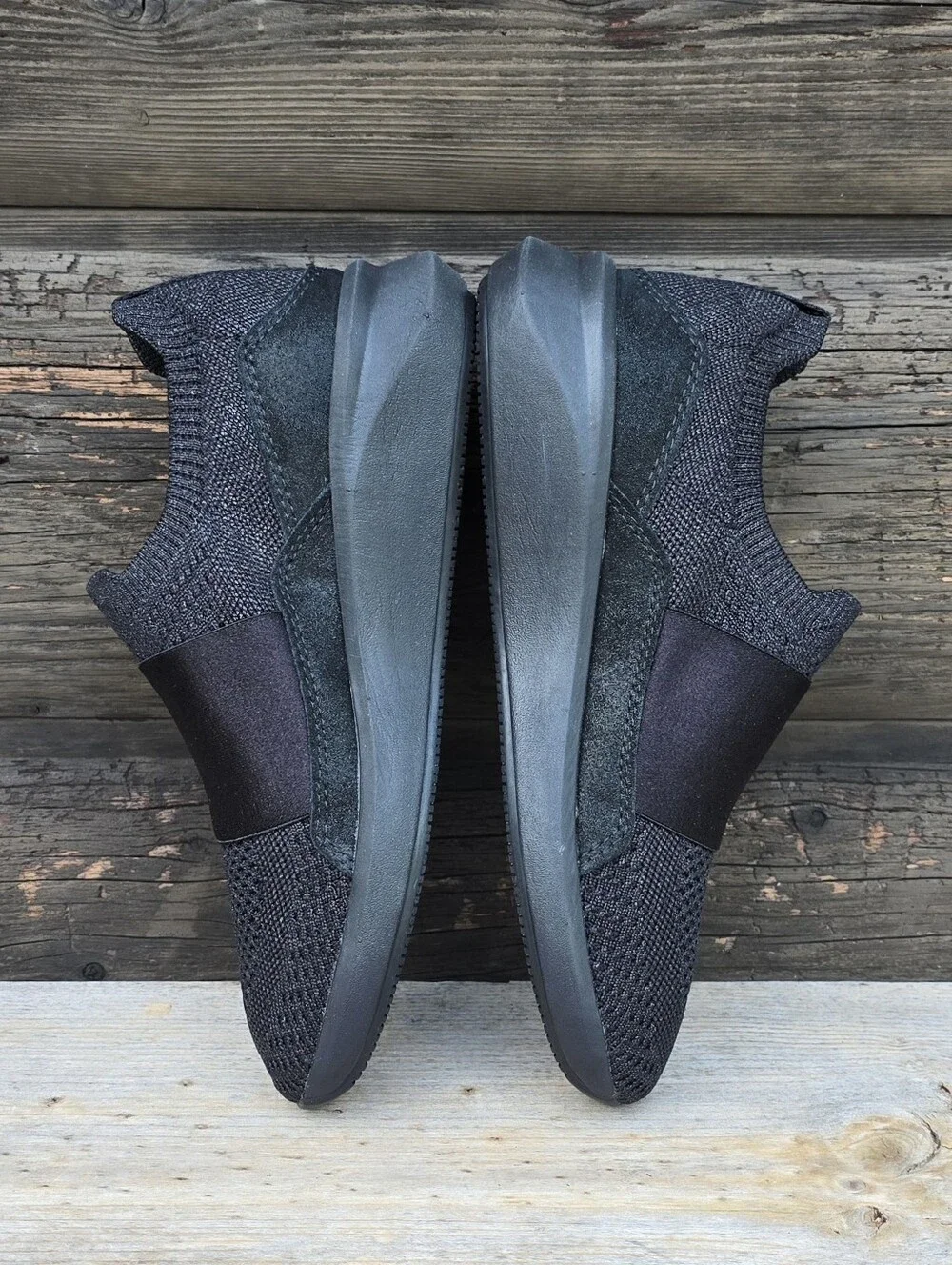 Clarks Un Rio Knit Athleisure Minimalist Knit Shimmer Comfort Sneakers 7M